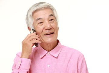 スマートフォンで電話をする高齢者