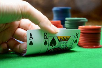 Ass und König beim Kartenspiel und Poker