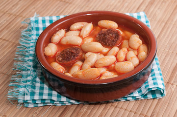 Alubias con chorizo en cazuela de barro
