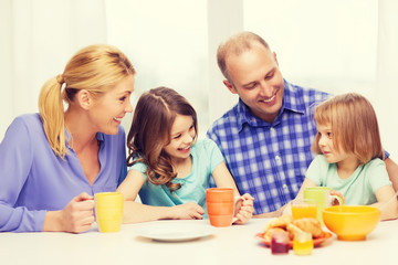 Obraz na płótnie Canvas happy family with two kids with having breakfast