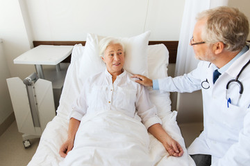 Obraz premium doctor visiting senior woman at hospital ward