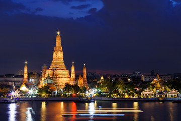 Naklejka premium Wat Arun Temple w półmroku w bangkoku w tajlandii.