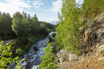 река с бурным течением летом, Россия, Урал