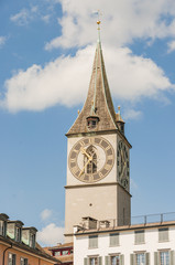 Fototapeta na wymiar Zürich, Altstadt, St. Peter Kirche, Kirche, Kirchturm, historische Altstadthäuser, Limmat, Schweiz