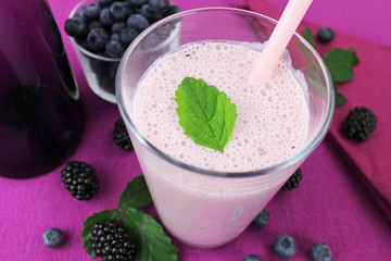 Joghurtdrink mit Waldbeeren - Brombeeren und Blaubeeren