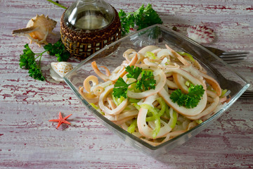 Salad and pepper squid with onions