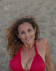 Donna felice al mare