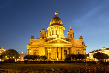 Fototapeta premium St. Isaac's Cathedral in Saint-Petersburg at night, Russia.