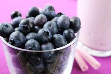Joghurt Drink mit Blaubeeren und Trinkhalmen