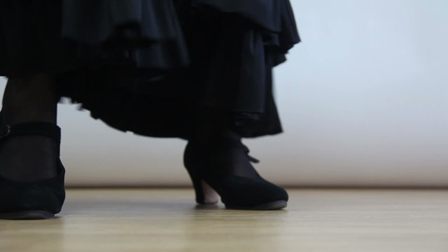 feet of dancing women 