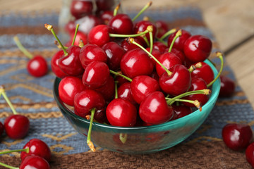 Obraz na płótnie Canvas Sweet cherries in bowl on table close up
