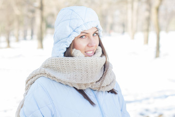 Obraz premium Winter Portrait of Young Woman Outdoor