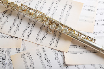 Fototapeta premium Flute on music notes background