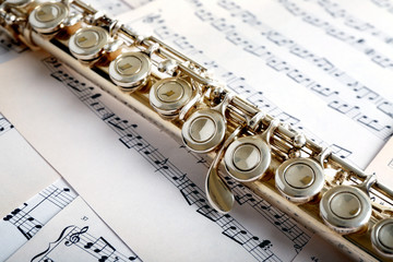 Obraz premium Flute on music notes background