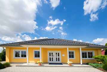 Flachbau- Bungalow mit Garten