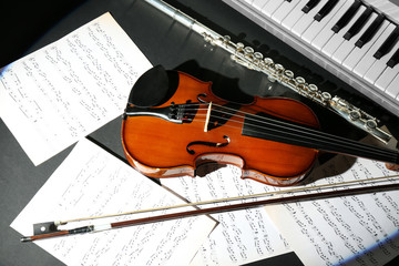 Fototapeta premium Instrumenty muzyczne z nutami na ciemnym tle