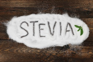 STEVIA geschrieben in Steviapulver auf Holzhintergrund