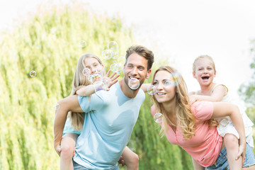Familie im Sommer 