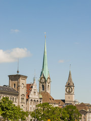 Fototapeta na wymiar Zürich, Altstadt, Limmat, Fraumünster, Sankt Peter Kirche, Kirche, Kirchtürme, Sommer, Schweiz
