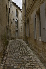 Fototapeta na wymiar Ruelle typique et médiéval du centre historique de Saintes