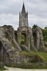 L'imposant clocher de la basilique St-Eutrope &eacute;mergeant des ruines des ar&egrave;nes gallo-romaines de Saintes