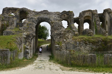 Fototapeta na wymiar L'entrée principale des ruines des arènes gallo-romaines de Saintes 