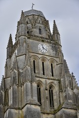 Fototapeta na wymiar L'imposante tout gothique de la cathédrale St-Pierre de Saintes