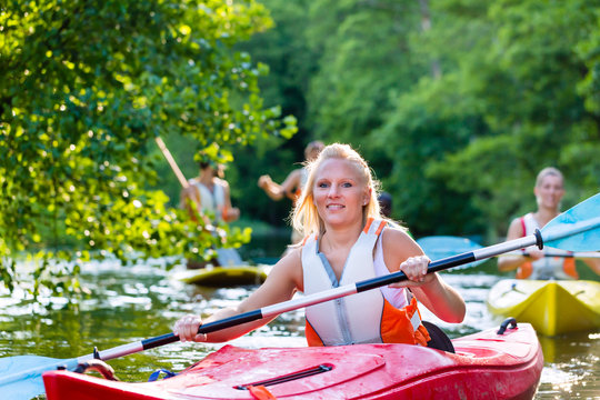 Frau f&auml;hrt im Kajak auf Wald Fluss 