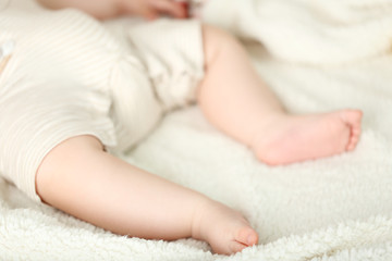 Obraz na płótnie Canvas Baby legs on blanket, closeup