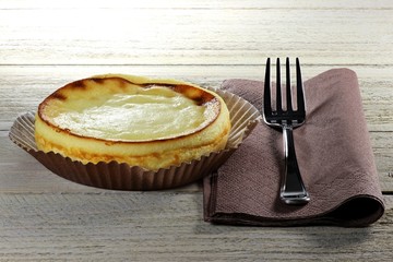 Käsekuchentörtchen mit Kuchengabel und Serviette