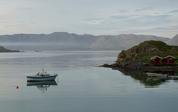 Boot spiegelt im Wasser