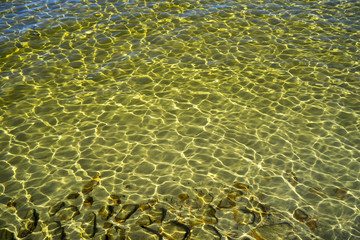 Das kristallklare Wasser des Isterensees im Sonnenlicht