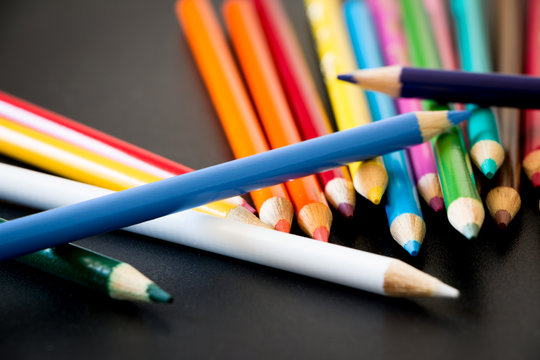 Crayons de couleur rangés pour la rentrée des classes