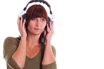 Naklejka premium Frau hört Musik über Kopfhörer