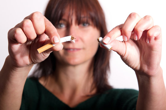 der Sucht Rauchen ein Ende setzen, Frau zerbricht letzte Zigarette