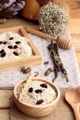 Oat flakes with currant dried fruit.