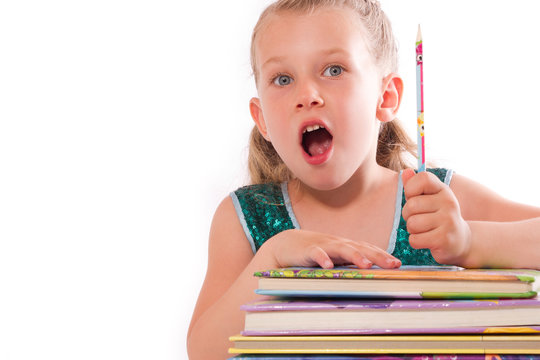 M&auml;dchen staunt in der Schule 
