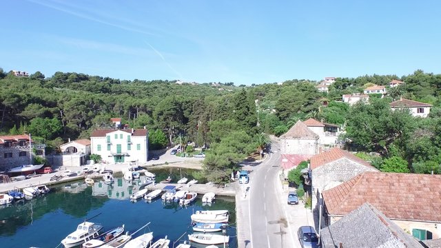 Escena aérea con dron del puerto en Solta, Croacia. Detalle del muelle donde se guardan los veleros. Cámara viaja paralela a la tierra.