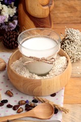 Oat flakes with currant dried fruit and milk