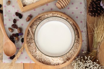 Oat flakes with currant dried fruit and milk