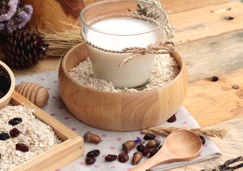 Oat flakes with currant dried fruit and milk