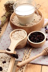Oat flakes with currant dried fruit and milk