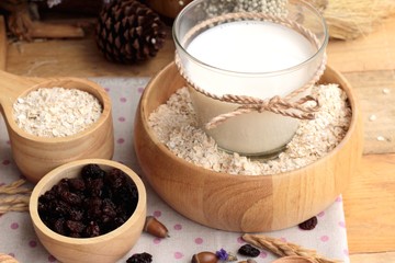 Oat flakes with currant dried fruit and milk