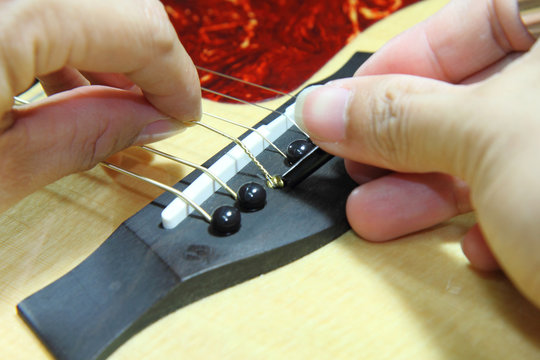 changing the guitar strings 