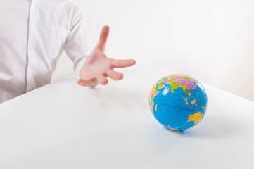 ビジネスマンと地球