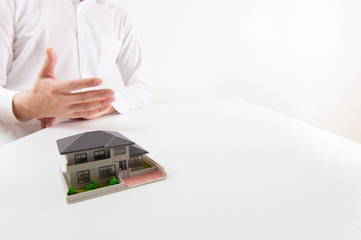 一戸建てをPRしている男性