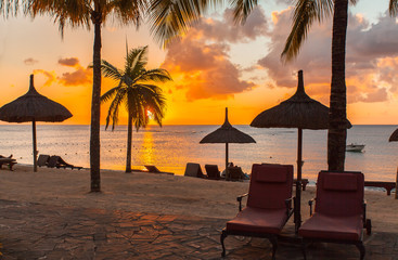 coucher de soleil sur plage de l'île Maurice 