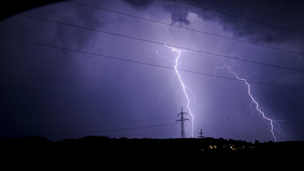 Gewitter über Feld mit Unwetter Blitzeinschlag