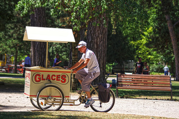 v&eacute;lo triporteur - marchand de glaces