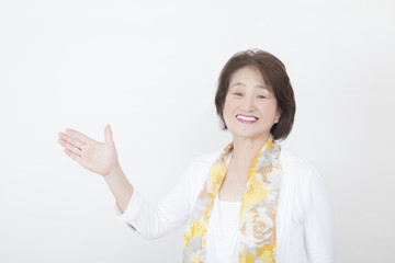 案内するシニア